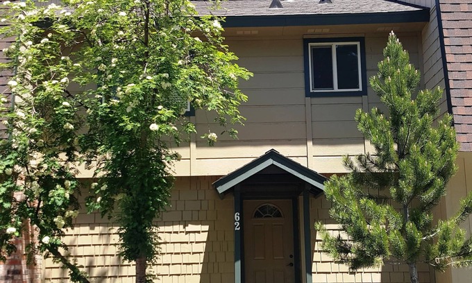 Lake Forest Condo | Quiet Condo Retreat #62 Lake Forest Glen