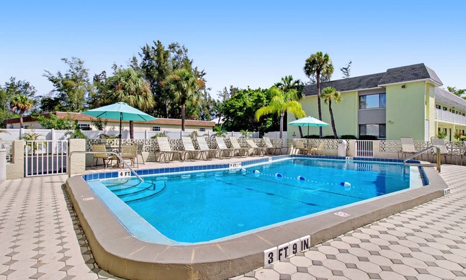 Siesta Key Condo | Quiet condo with a heated pool & central AC - short walk to the beach