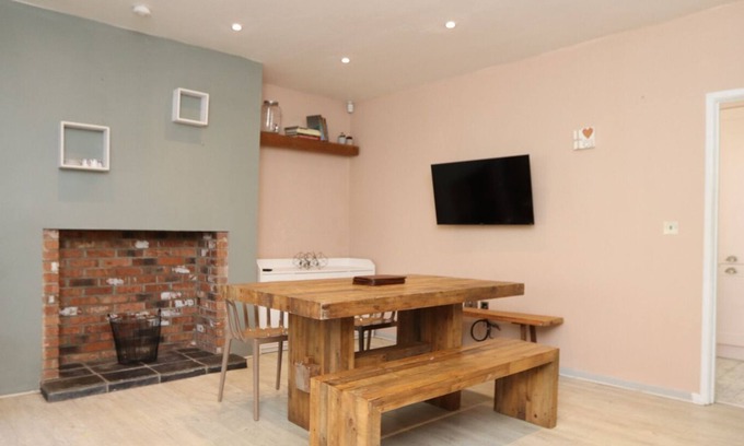 Graig House | Quiet cosy terraced house on a pedestrian only street with parking to rear