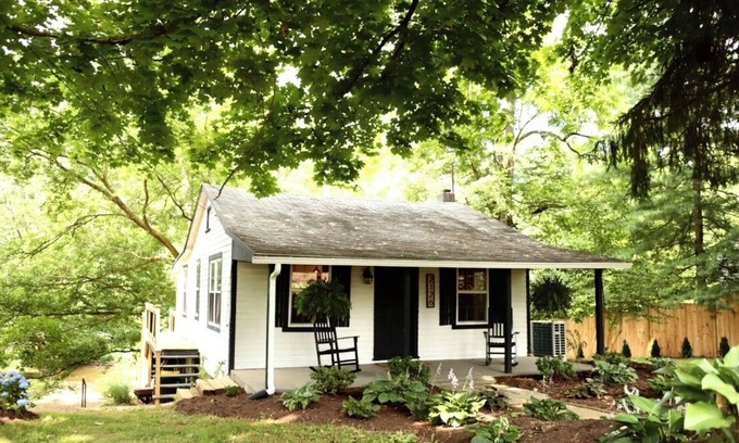 Bausman House | Quiet Cottage - Hot Tub and Creek mins from City