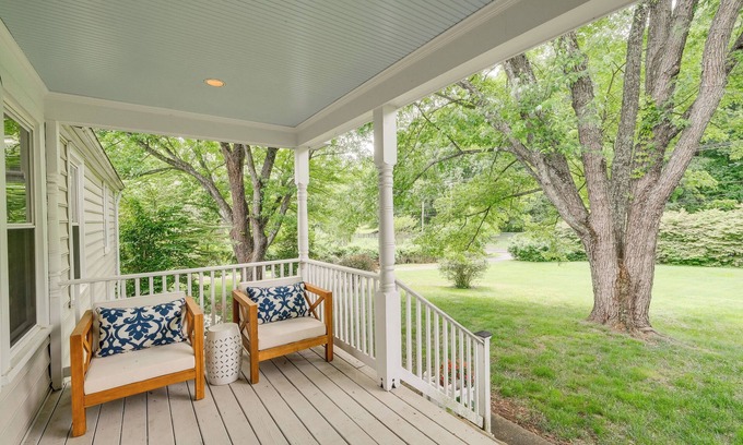 The Plains Cottage | Quiet Cottage Rental in The Plains w/Deck & Views