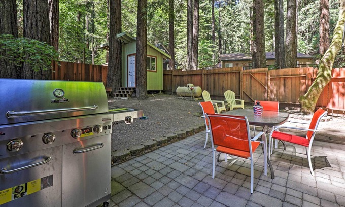Rio Nido Cottage | Quiet Cottage w/ Redwood Forest Views & Deck!