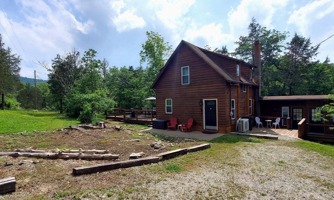 Eureka Springs House | Quiet, country 2 bedroom, 1 bath cabin with 2 optional attached guest apartments