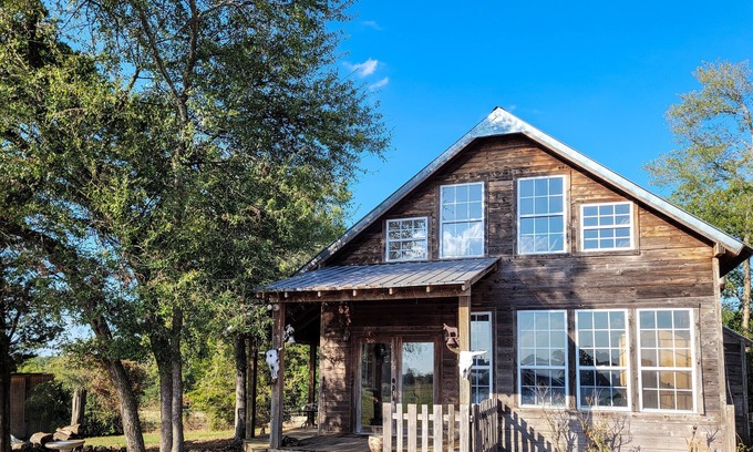 Groesbeck Cabin | Quiet country cabin with amazing views & access to stocked fishing ponds
