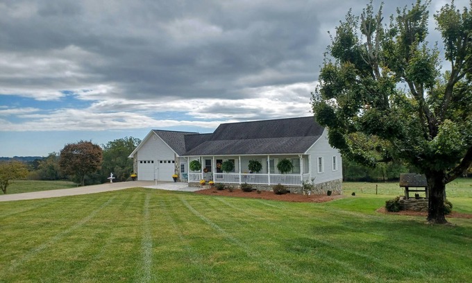 Arlington House | Quiet Country Home, Wineries, Blue Ridge Mtns, Views, Walkable Trails with Pond