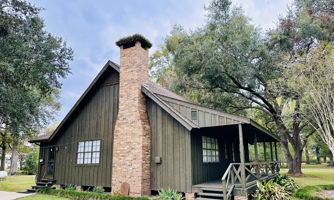 Charenton House | Quiet Country Retreat- Lances Chateaux! Huge yard!