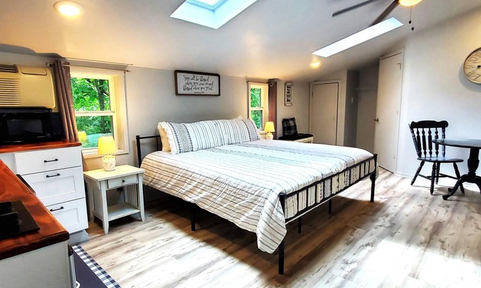 Eureka Springs Apartment | Quiet, country studio guest room with kitchenette