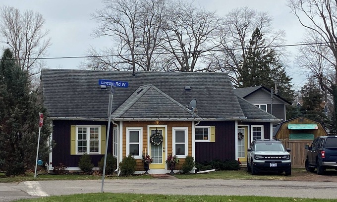 Crystal Beach Cottage | Quiet cozy cottage steps from the beach, restaurants and shops with large yard