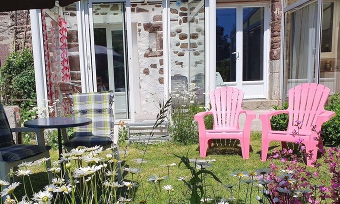 Ver Cottage | Quiet cozy cottage with a large garden