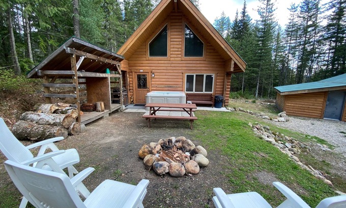 Malakwa Ski Chalet | Quiet & Cozy Log Cabin near Revelstoke & Sicamous