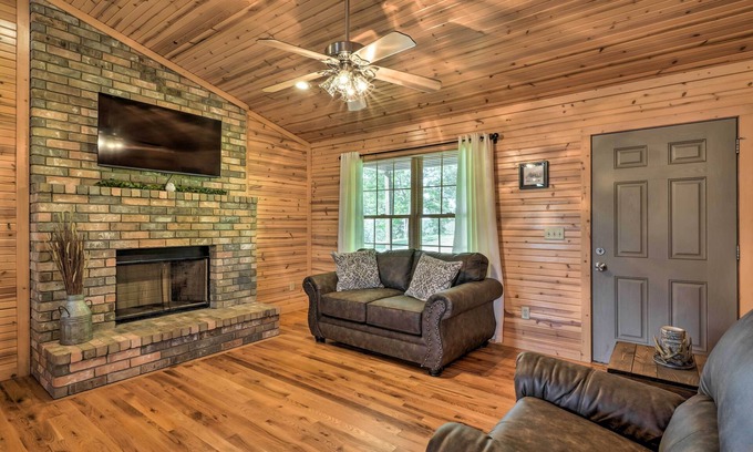 Omaha Cabin | Quiet & Cozy Omaha Cabin ~ 20 Mi to Branson!