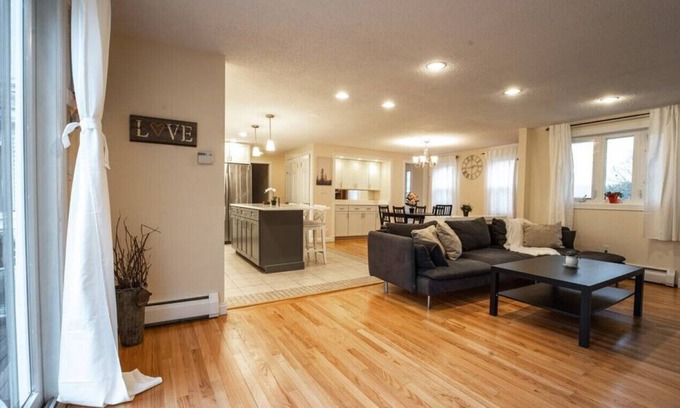Ellington House | Quiet, Cozy, Remodeled Farmhouse | 4 BR + King Bed