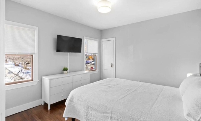 West Rock Apartment | Quiet & Cozy Room by SCSU