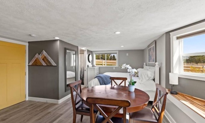 Spokane House | Quiet/Cozy Studio, Fire Pit, King bed, Views