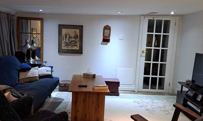 Bickford Park Apartment | Quiet downtown Toronto 1 bedroom sunny summer sublet near Ossington Subway