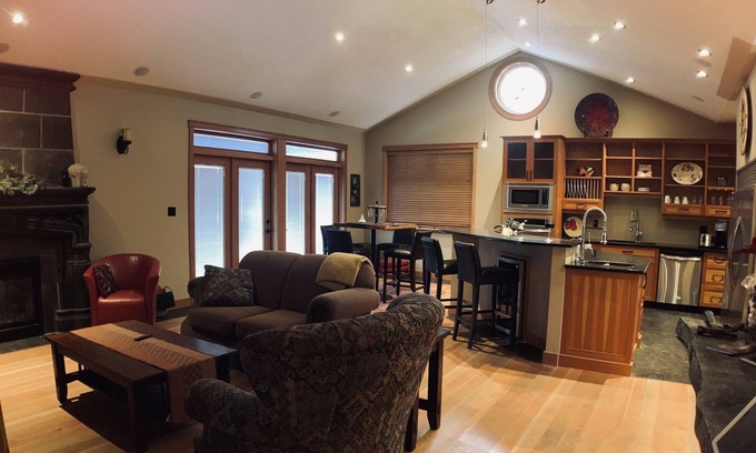 Shawnigan Lake House | Quiet Executive Noble Guest suite, close to private schools and lake