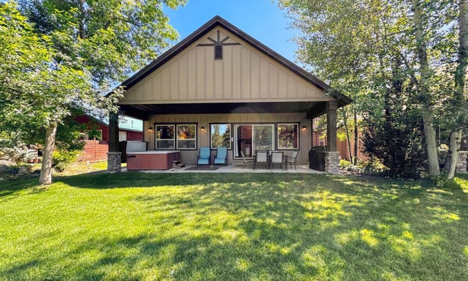 McCall House | Quiet Fairway Escape | Hot Tub + McCall Golf Course