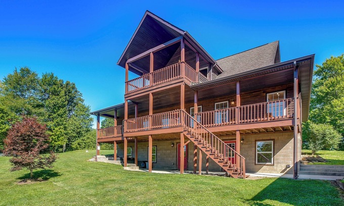 McArthur Cottage | Quiet Family Cabin in Hamden: Hot Tub + Game Room!