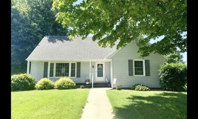 Fulton House | Quiet family sized retreat surrounded by farm but in town.