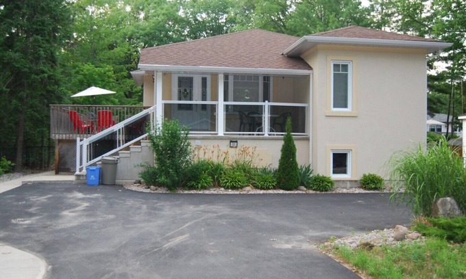 Wasaga Beach Cottage | Quiet Family Vacation Home in Wasaga Beach- Ontarion
