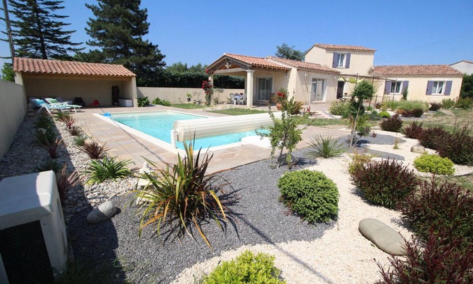 Meynes Villa | Quiet family villa with heated pool