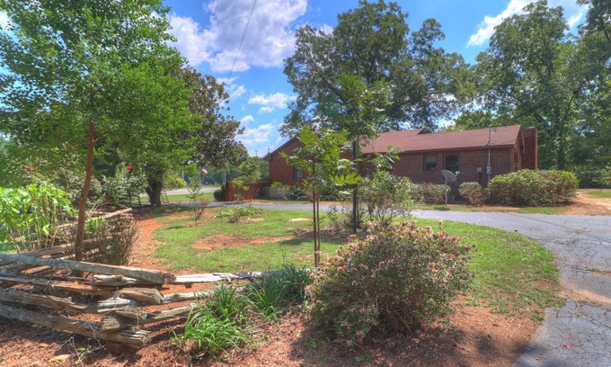 Woodland House | Quiet Farm Getaway - Mini-Callaway Gardens without Calloway Prices