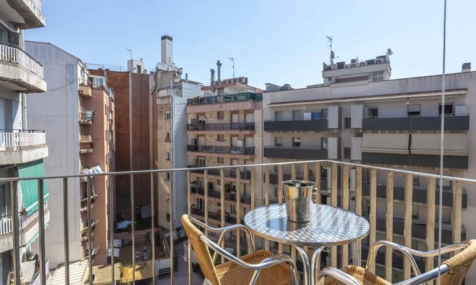 el Fort Pienc Apartment | Quiet flat in the Arc de Triomf with Pool for 8