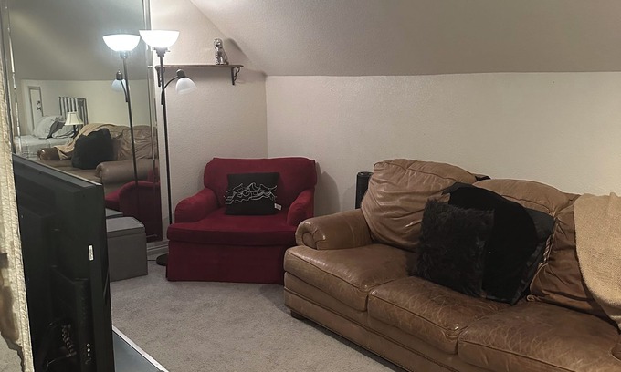 Voth Apartment | Quiet garage apartment in the country/ideal for working trip