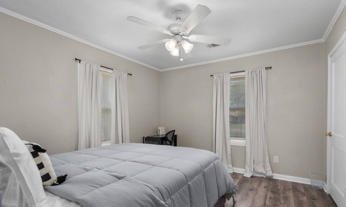 Pasadena House | Quiet get away close to restaurants and shopping