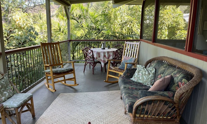 Honaunau-Napoopoo House | Quiet get-away in Lush Tropical Setting- 5 min walk to snorkeling beach!