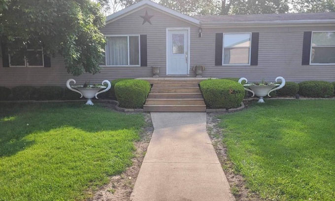 Galesburg House | Quiet Getaway 5 minutes from Galesburg with pool and hot tub