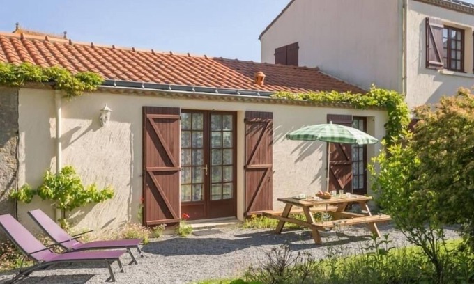 Rouans Cottage | Quiet Getaway Near Canal: BBQ, Bikes, WiFi, Baby Gear, Private Terrace, Up to 4 Guests