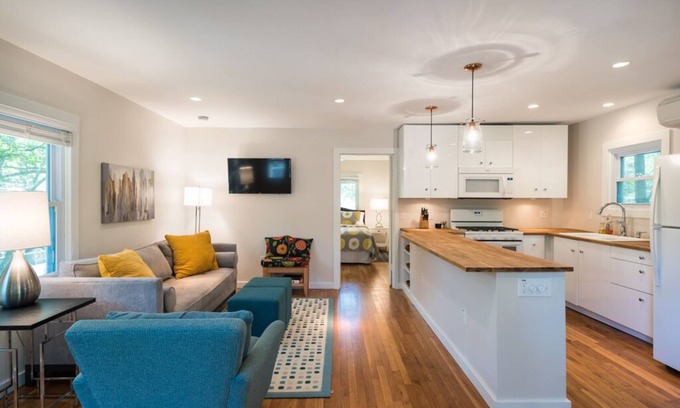 Travis Heights Apartment | Quiet getaway near South Congress, Lady Bird Lake and downtown Austin