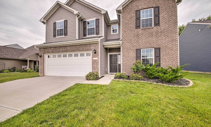 Greenwood House | Quiet Greenwood Home ~ 16 Mi to Indianapolis!