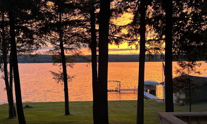 Hubbard Lake Cottage | Quiet Hallmark Movie Cottage on Hubbard Lake for couples or families.