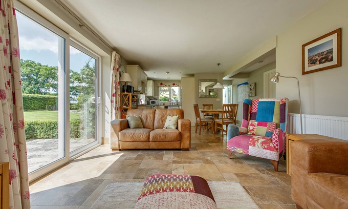 Melton Constable House | Quiet holiday home in beautiful, secluded 3/4 acre garden.