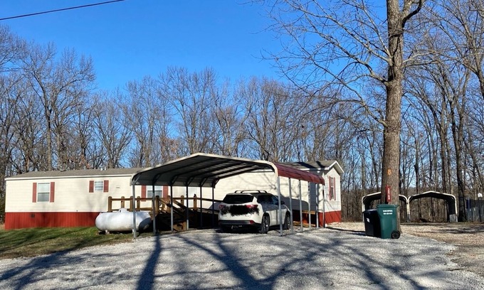 Warsaw House | Quiet home near Berry Bend boat ramp with carports