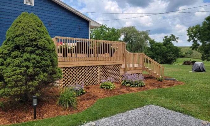 Wayland House | Quiet Home, near Lake Milton & West Branch