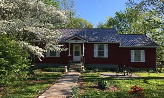 Cunningham House | Quiet home on horse farm, halfway between Paducah & Wickliffe. Close to 60 & 286