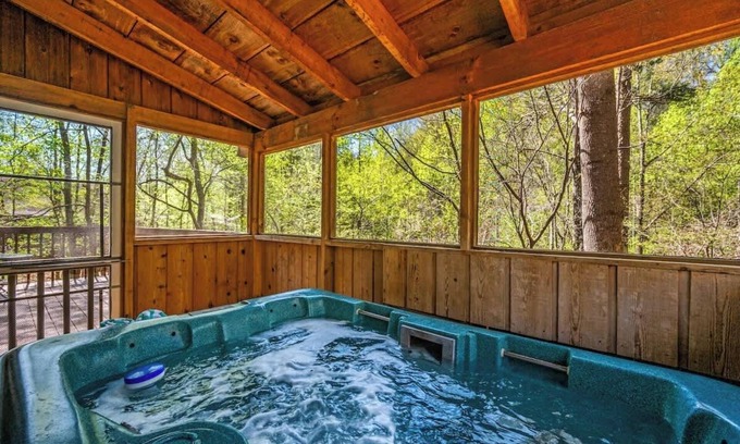 Gatlinburg - Pigeon Forge Cabin | Quiet-Hot Tub-Fireplace-Honeymoon-Hiking-Relax