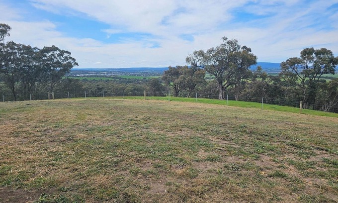 Wallan House | Quiet house with great views and a 5 min drive to town