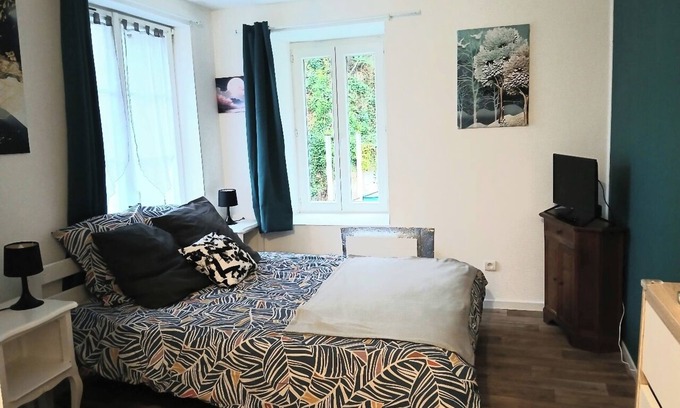 Saint-Nectaire Bed & Breakfast | Quiet, independent double room facing the forest