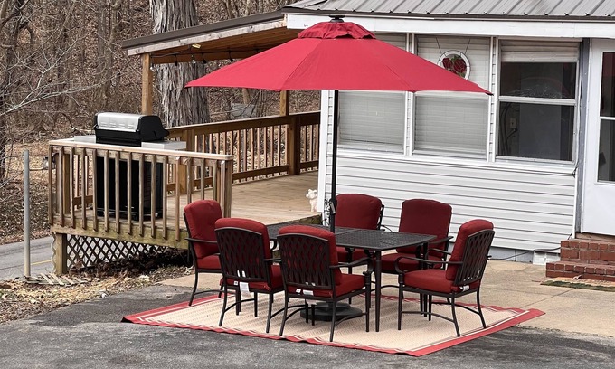 Big Rock Cottage | Quiet Lake/Hunting cottage super close to boat launch and beach