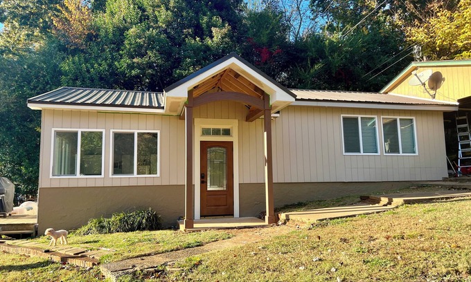 Steele Creek Cottage | Quiet Lakefront Escape