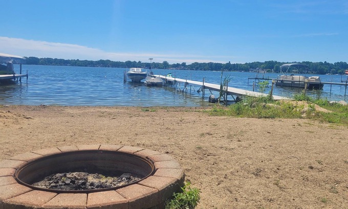 Brighton House | Quiet lakefront home on Ore Lake, 25 minutes to the Big House, Michigan Stadium