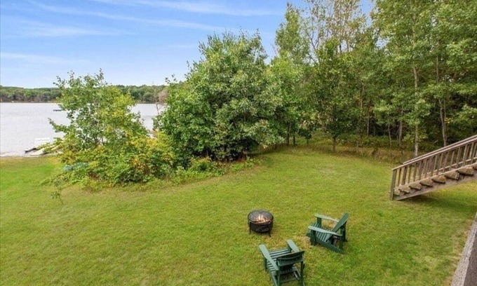 Oxford House | Quiet Lakehouse with Stunning Sunsets