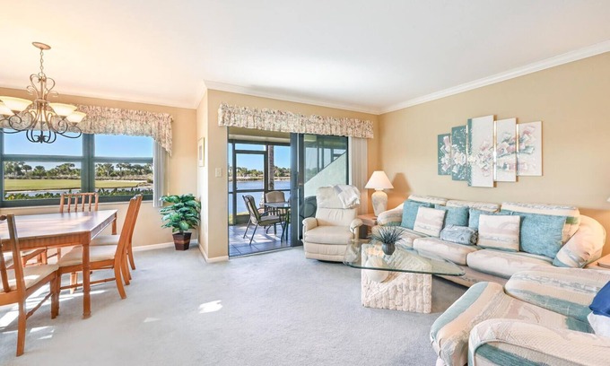 Hammock Bay Condo | Quiet lakeview/golf course 3 m N of Marco