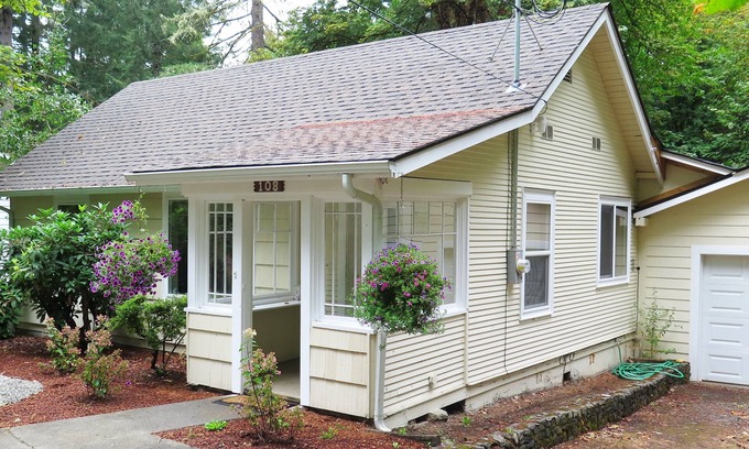Shelton Cottage | Quiet Location on Greenbelt 1 Mile from City Center - Newly Remodeled - Parking