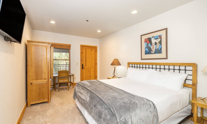 Mountain Village Hotel | Quiet Lock-Off King Room in Mountain Village