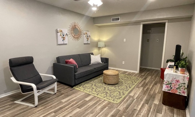 Northeast Dallas Condo | Quiet M Streets Condo w/King Bed 2mins from Santa Fe Trail